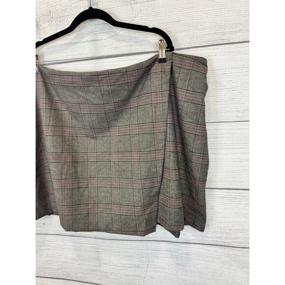 Old Navy Plus Size Tan & Black Plaid Faux Wrap Mini Skirt Size 3X - Picture 3 of 10